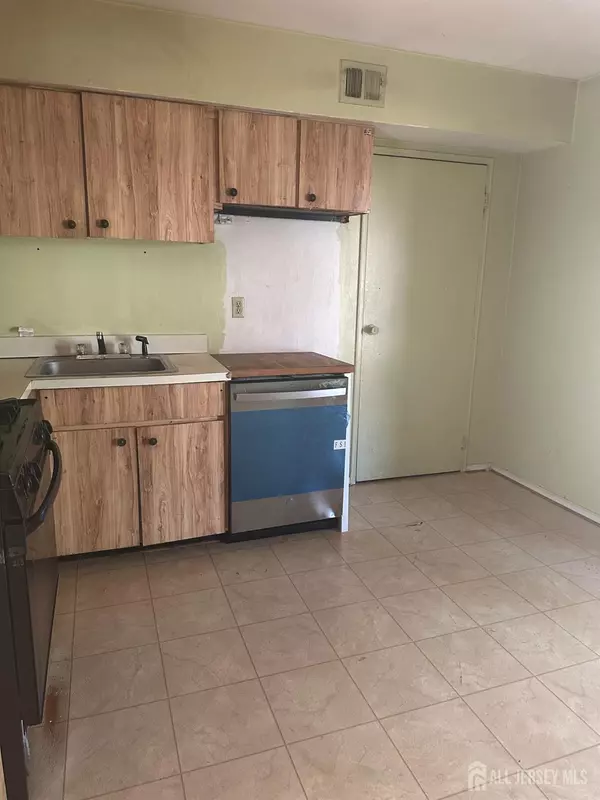 Edison, NJ 08837,30 Judson ST #8B