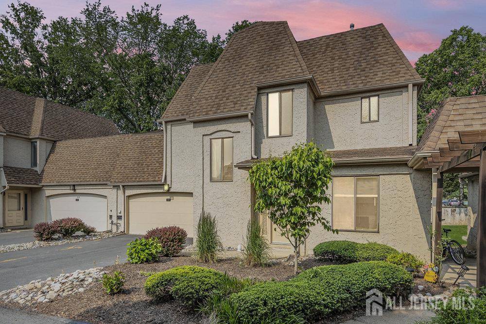 4 Gate House LN, Edison, NJ 08820