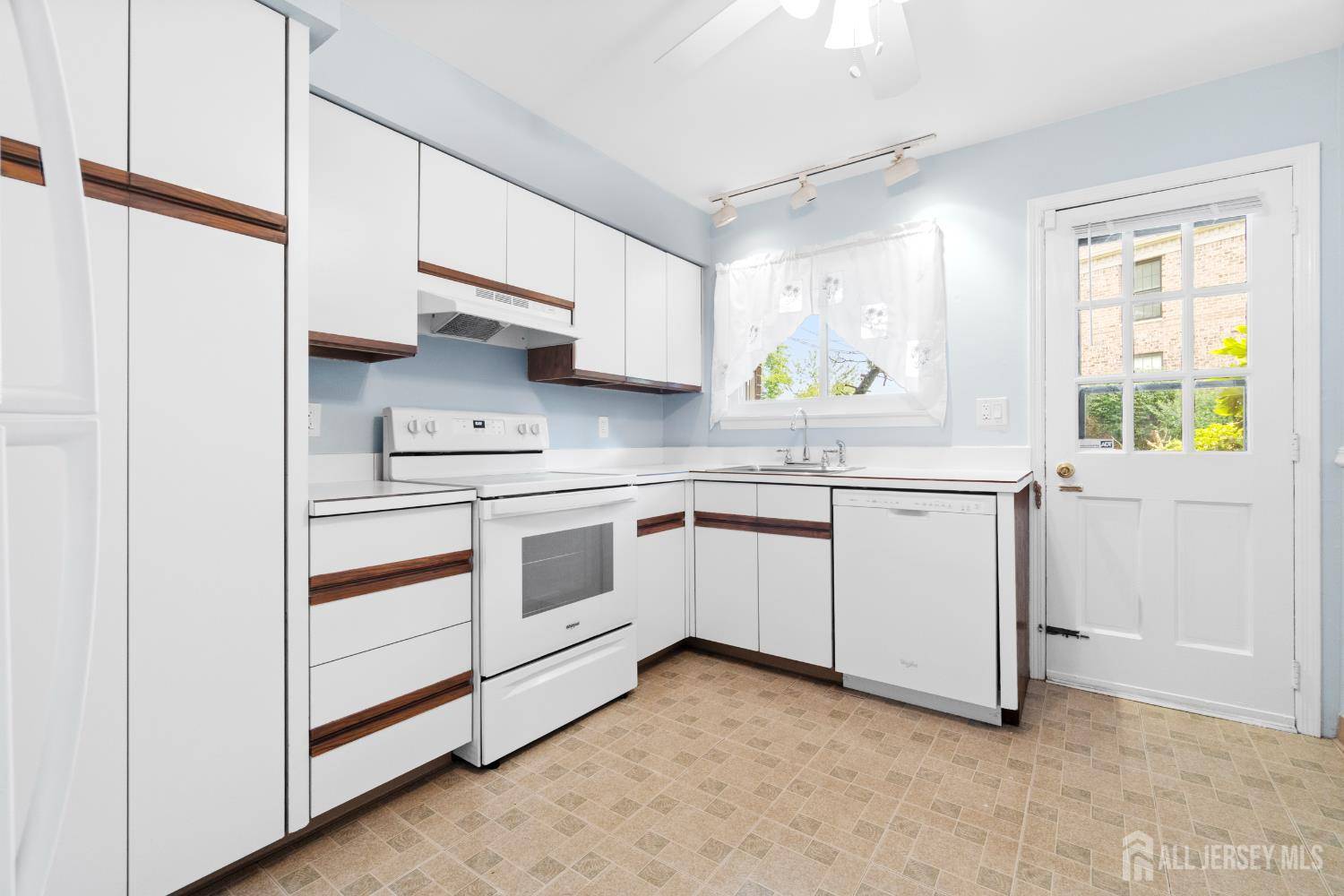 Iselin, NJ 08830,323 Gill LN #5B