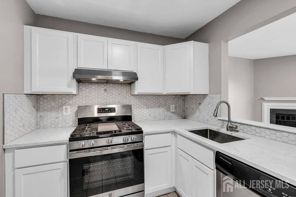 2609 lighthouse LN, Sayreville, NJ 08859