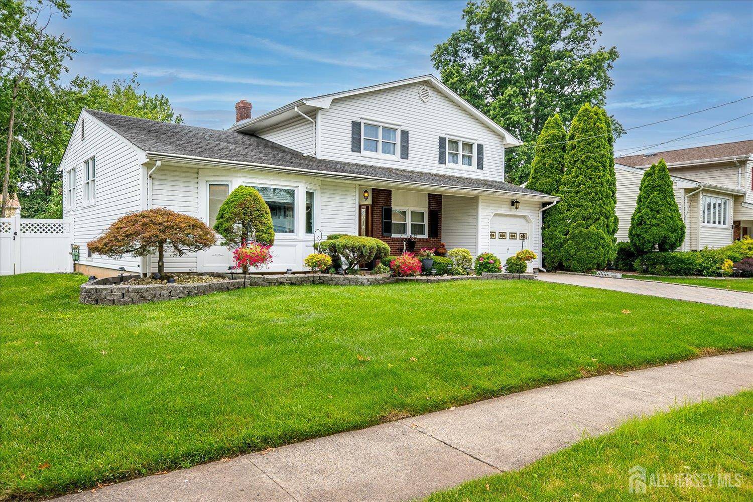 Colonia, NJ 07067,10 Rainbow DR