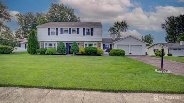 20 Kenwood LN, Old Bridge, NJ 08857