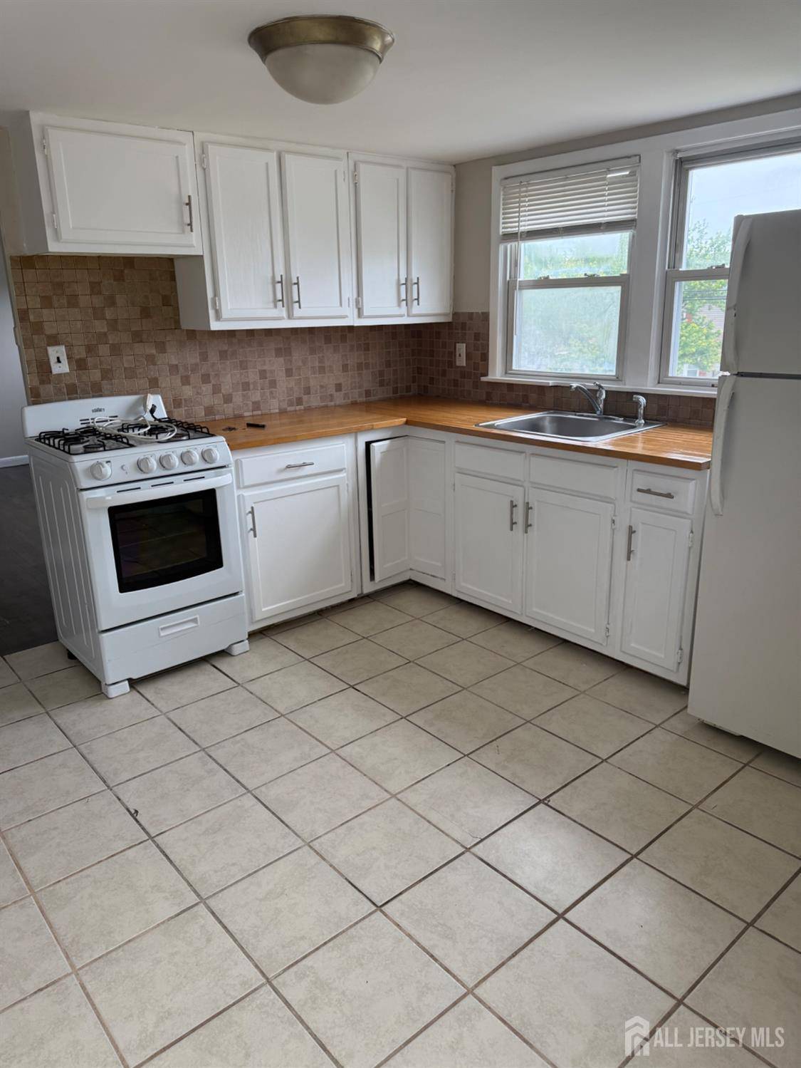 8 Kendal DR, Parlin, NJ 08859