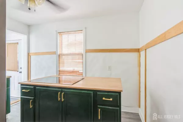 South Amboy, NJ 0808,158 liberty st ST