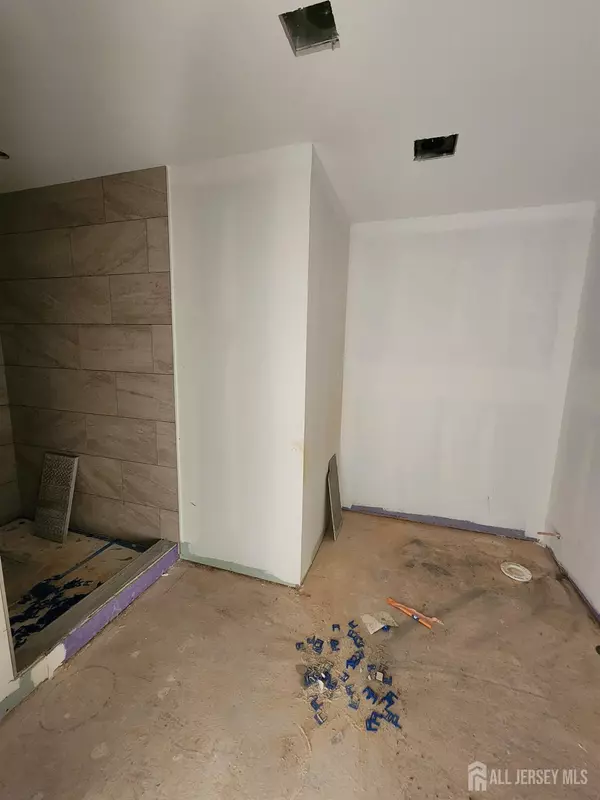 Edison, NJ 08817,10 Myrtle ST