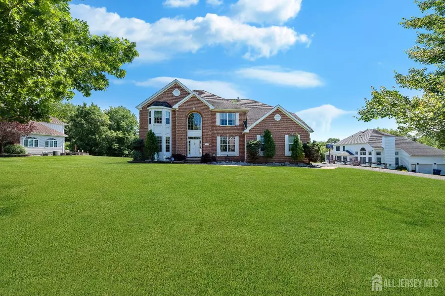 8 Dancer CT, Monroe, NJ 08831