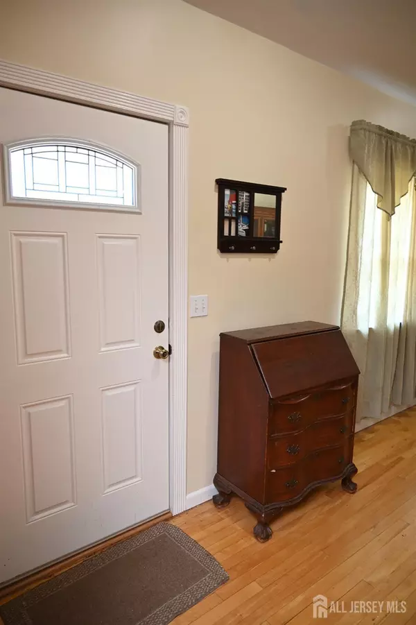 Edison, NJ 08817,6 Nancy CIR