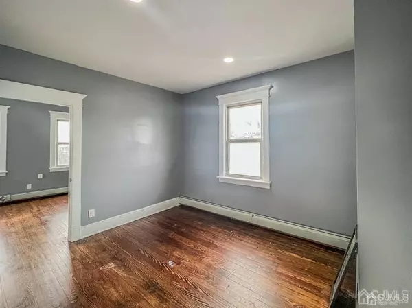 Carteret, NJ 07008,30 Lincoln AVE #2