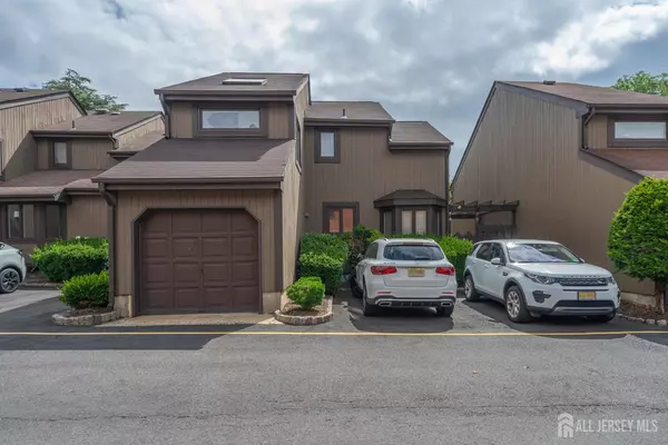66 Riverbend DR, North Brunswick, NJ 08902