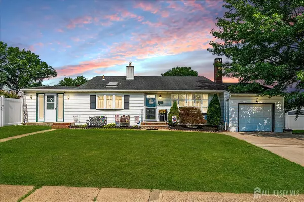 7 Caroline PL, Colonia, NJ 07067