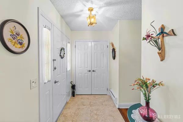 Monroe, NJ 08831,581 Old Nassau RD #B
