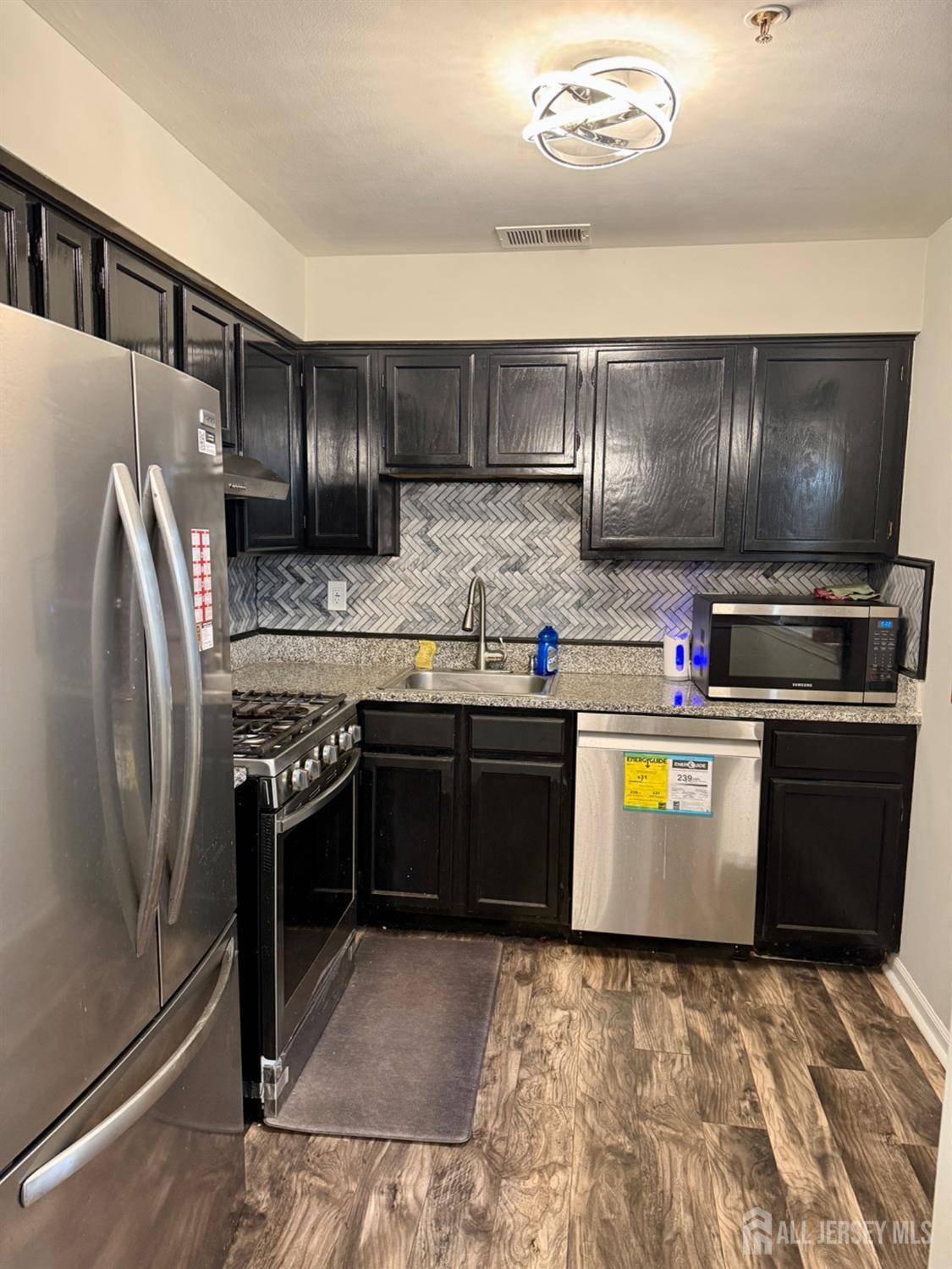 Edison, NJ 08817,816 Waterford DR #816