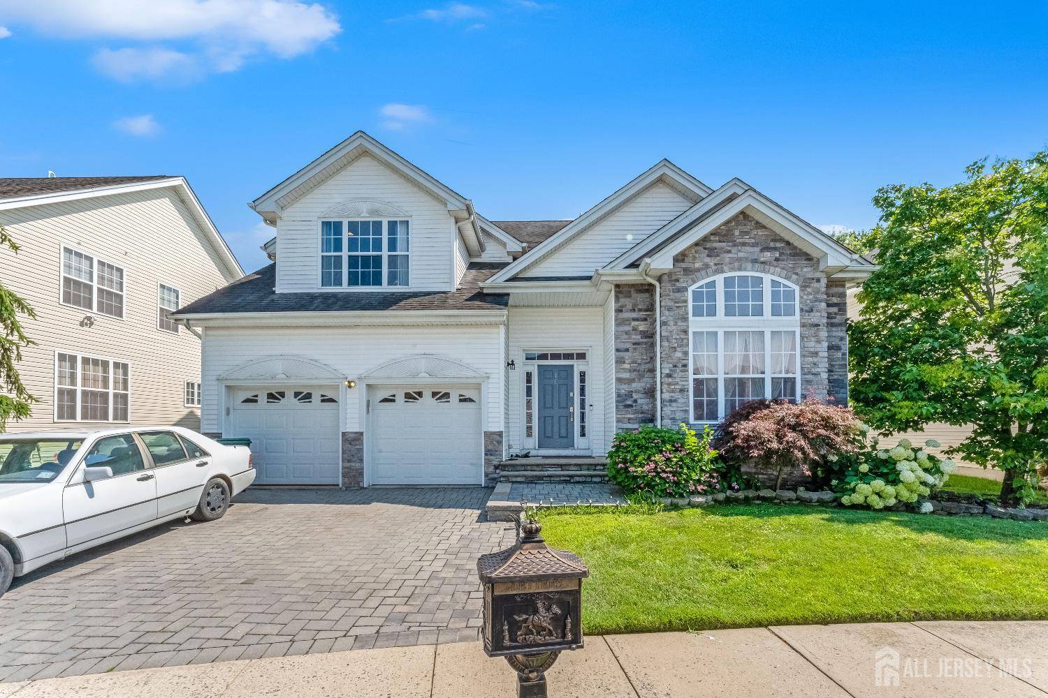 16 Bermuda Dunes DR, Monroe, NJ 08831