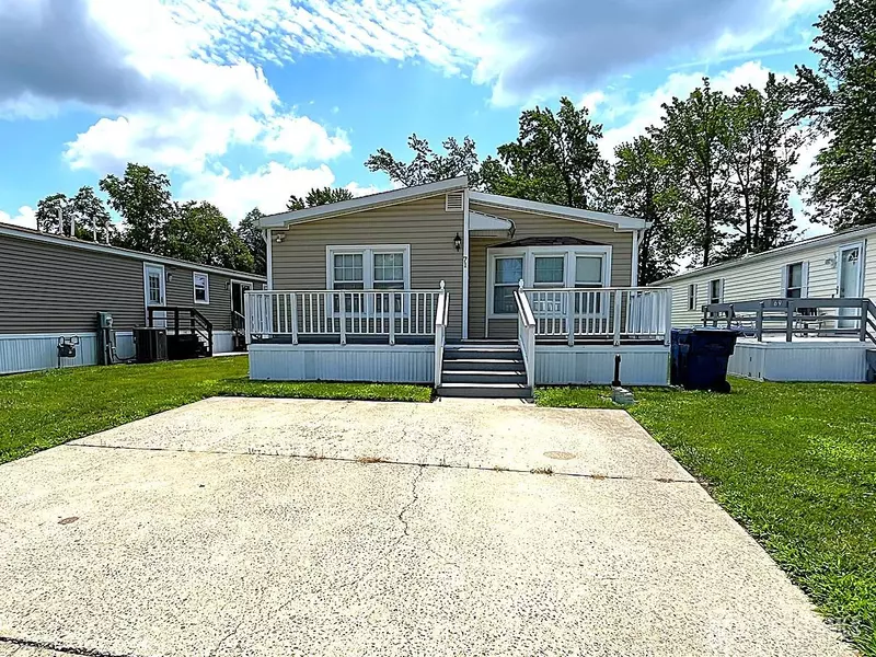 71 Dickens RD, North Brunswick, NJ 08902