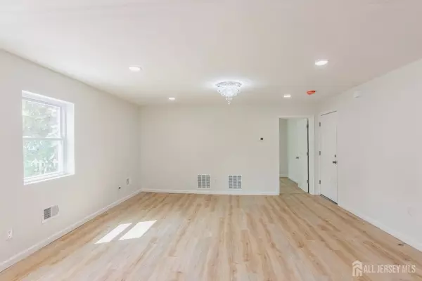 South River, NJ 08882,17-1/2 Thomas ST