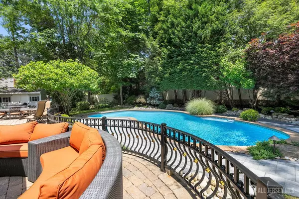 7 Lorraine CT, East Brunswick, NJ 08816