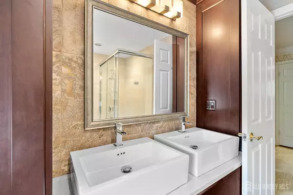East Brunswick, NJ 08816,7 Lorraine CT