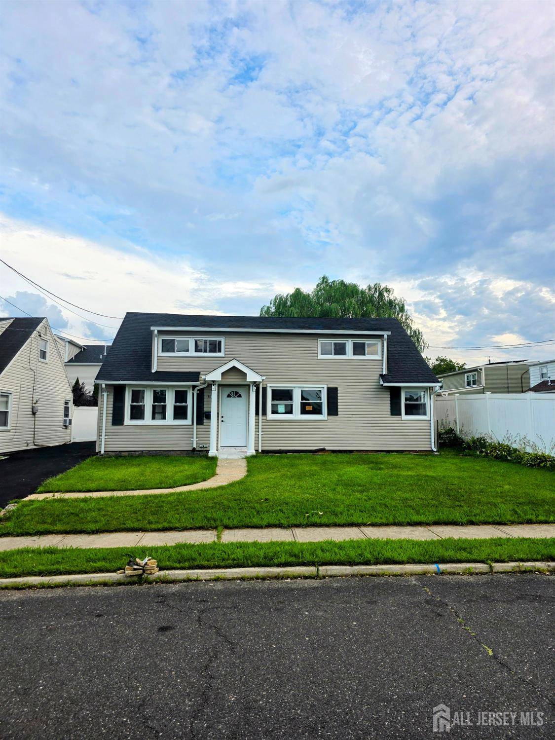 81 Hickory ST, Carteret, NJ 07008