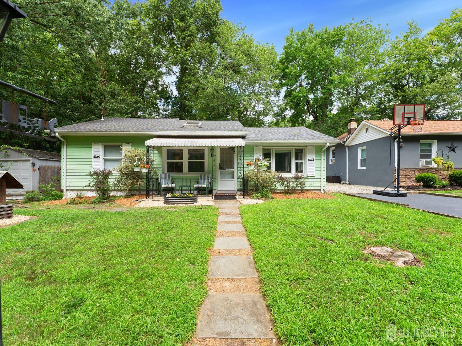 6 Diana LN, Monroe, NJ 08831