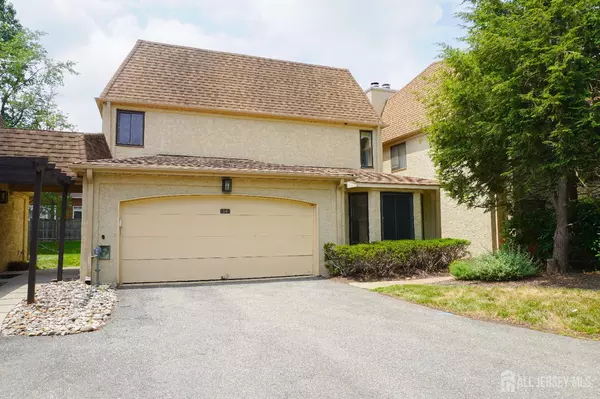 14 Carriage PL, Edison, NJ 08820