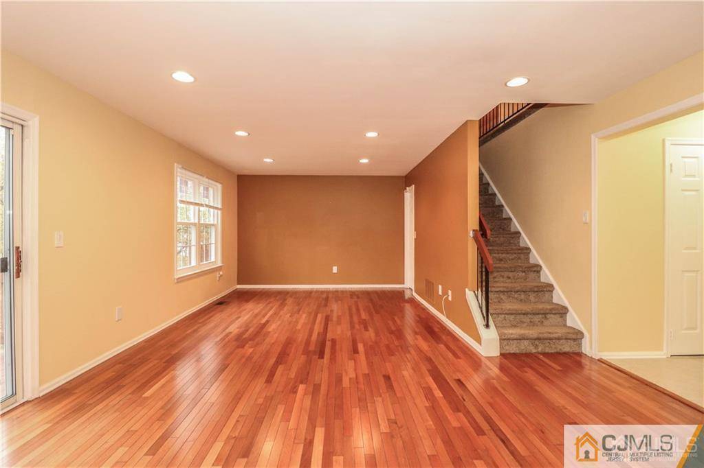 Edison, NJ 08820,18 Snowflake LN