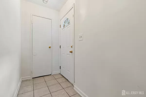 East Brunswick, NJ 08816,18 Lake AVE #8A