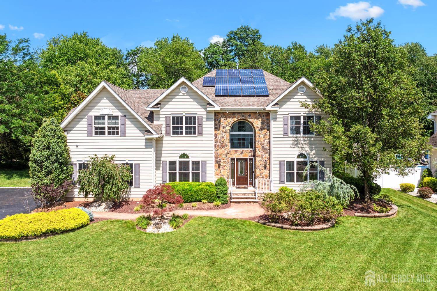 Monroe, NJ 08831,2 Treetops DR