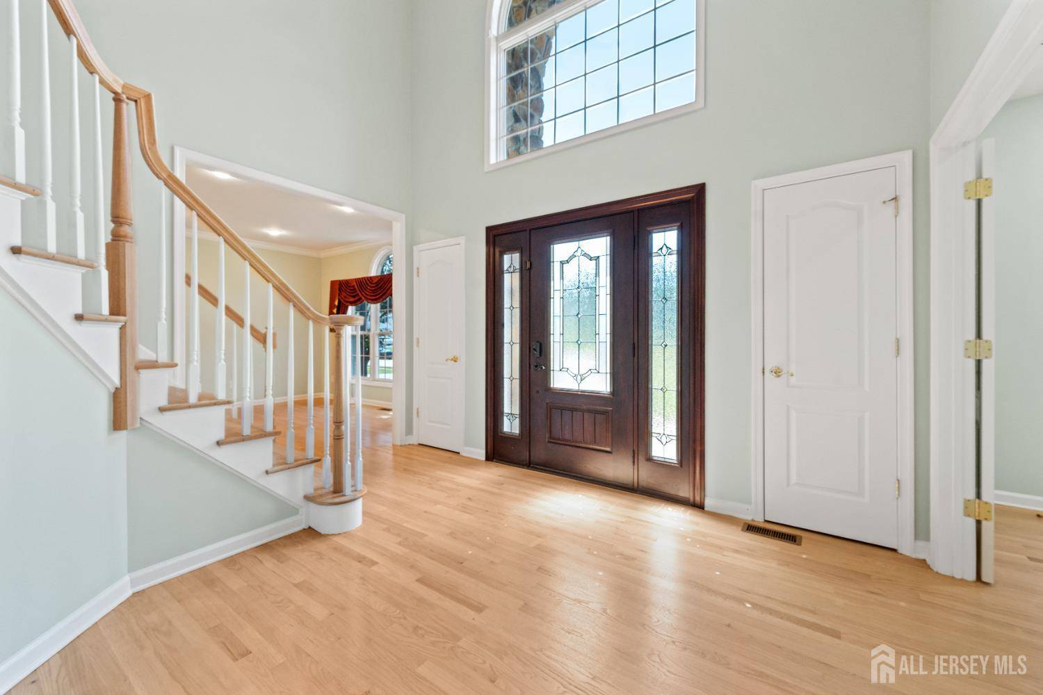 Monroe, NJ 08831,2 Treetops DR