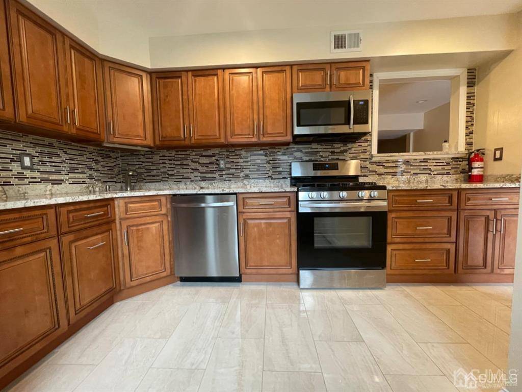 Edison, NJ 08817,6102 Hana RD