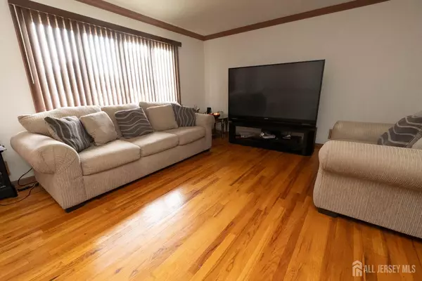 Avenel, NJ 07001,727 E Woodbridge AVE E