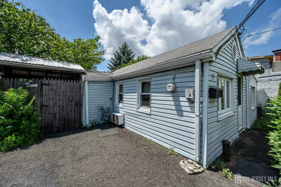 17 Izola AVE, Fords, NJ 08863