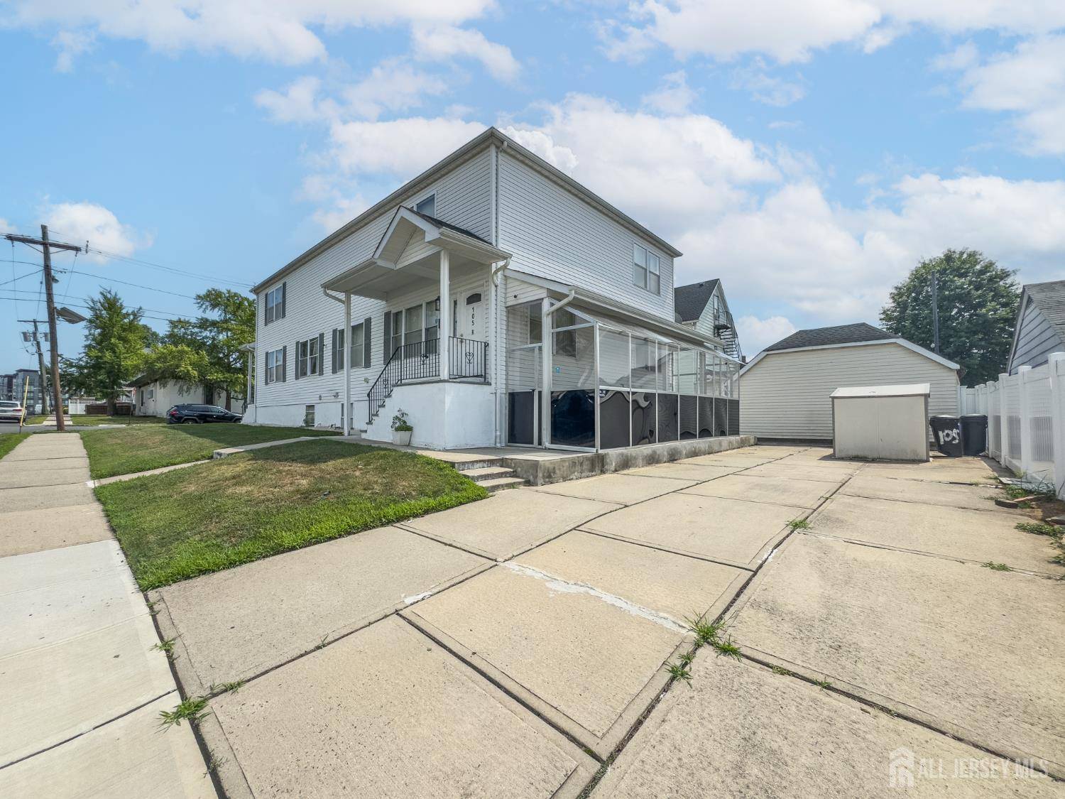 Carteret, NJ 07008,105-R Lowell ST