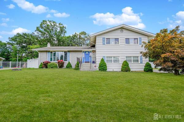 71 Zaleski DR, Sayreville, NJ 08872
