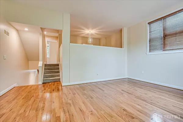 New Brunswick, NJ 08901,2 Hiram SQ