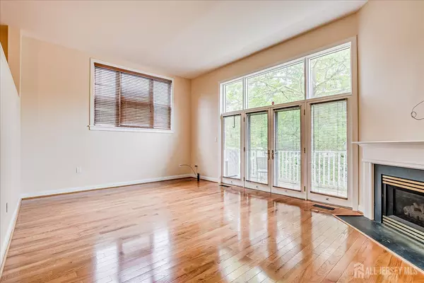 2 Hiram SQ, New Brunswick, NJ 08901