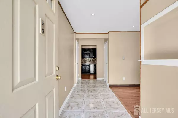 Woodbridge Proper, NJ 07095,325 Cricket LN