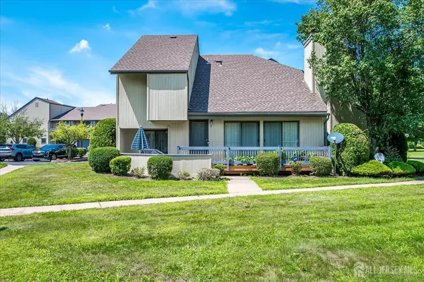 8 Spencer ST, Franklin, NJ 08873