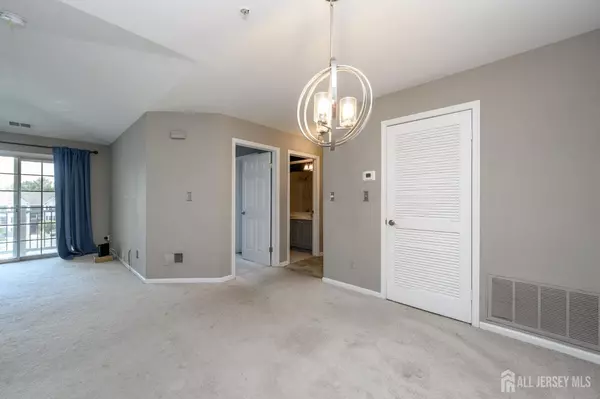 Edison, NJ 08817,937 Waterford DR