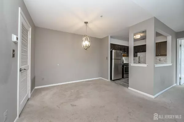 Edison, NJ 08817,937 Waterford DR