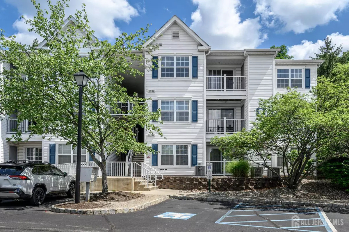 Edison, NJ 08817,937 Waterford DR