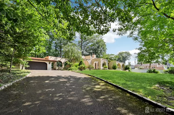 21 Windsor LN, Colonia, NJ 07067