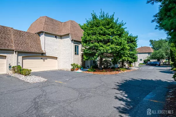 66 Gate House LN, Edison, NJ 08820