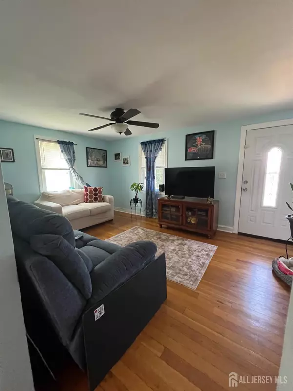 Carteret, NJ 07008,70 Bernard ST