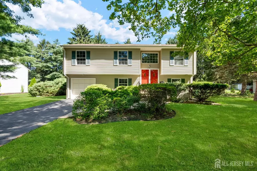 45 Linden LN, Plainsboro, NJ 08536