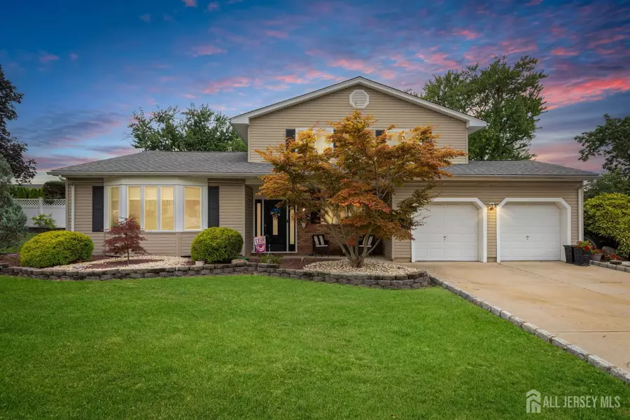 31 Iroquois DR, Parlin, NJ 08859