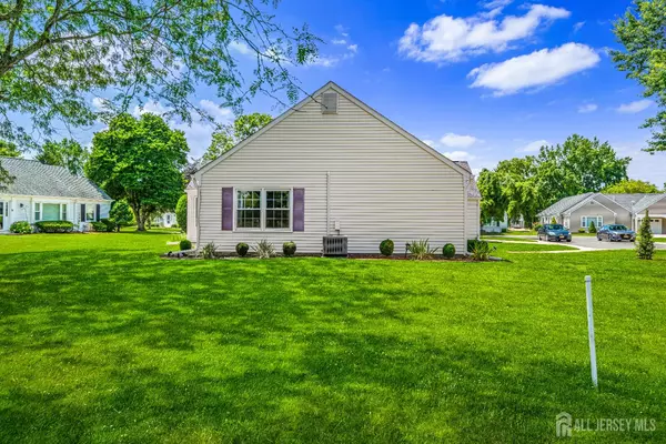Monroe, NJ 08831,628 Windsor WAY #A