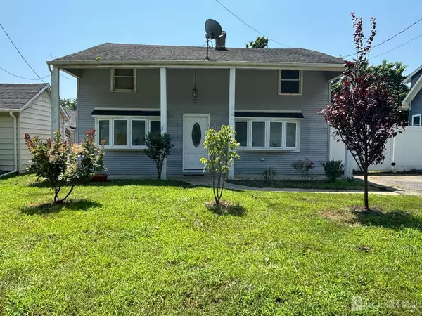 8 Main ST, Helmetta, NJ 08828