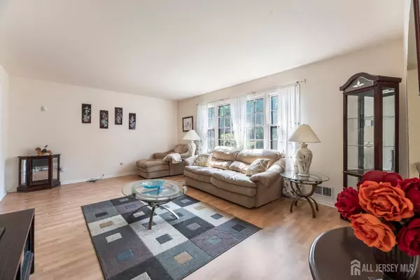 Edison, NJ 08820,5 Pine Ridge DR