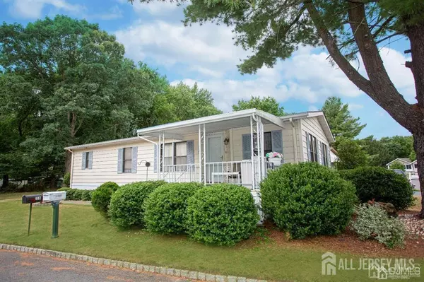 139 VILLAGE DR W, Spotswood, NJ 08884