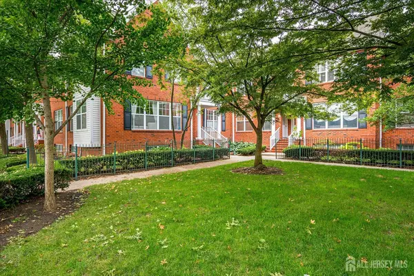 Metuchen, NJ 08840,594 Middlesex AVE #16